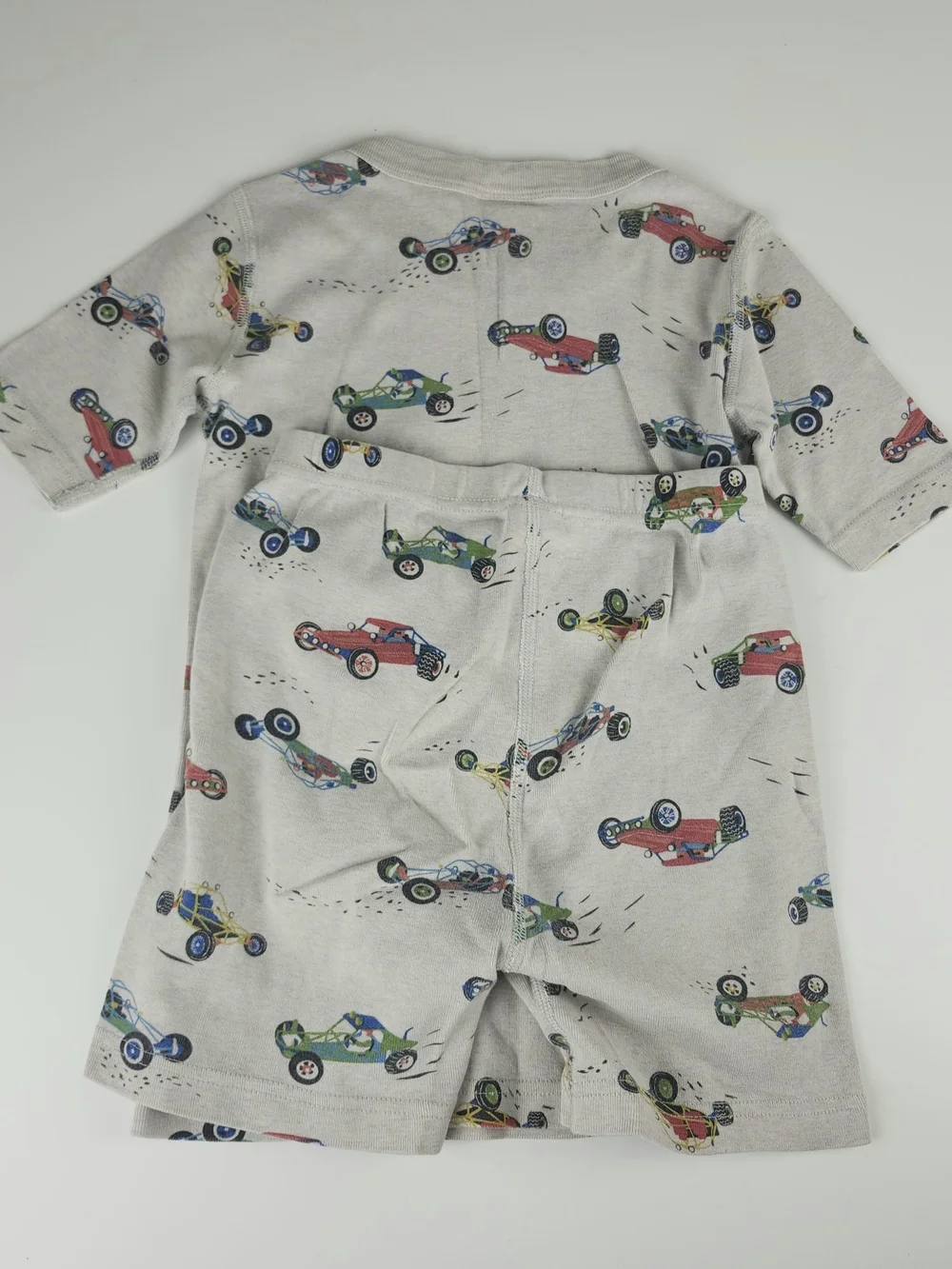 Hanna Andersson Cream Race Car Print Pajama Set with Red Green Blue Cars